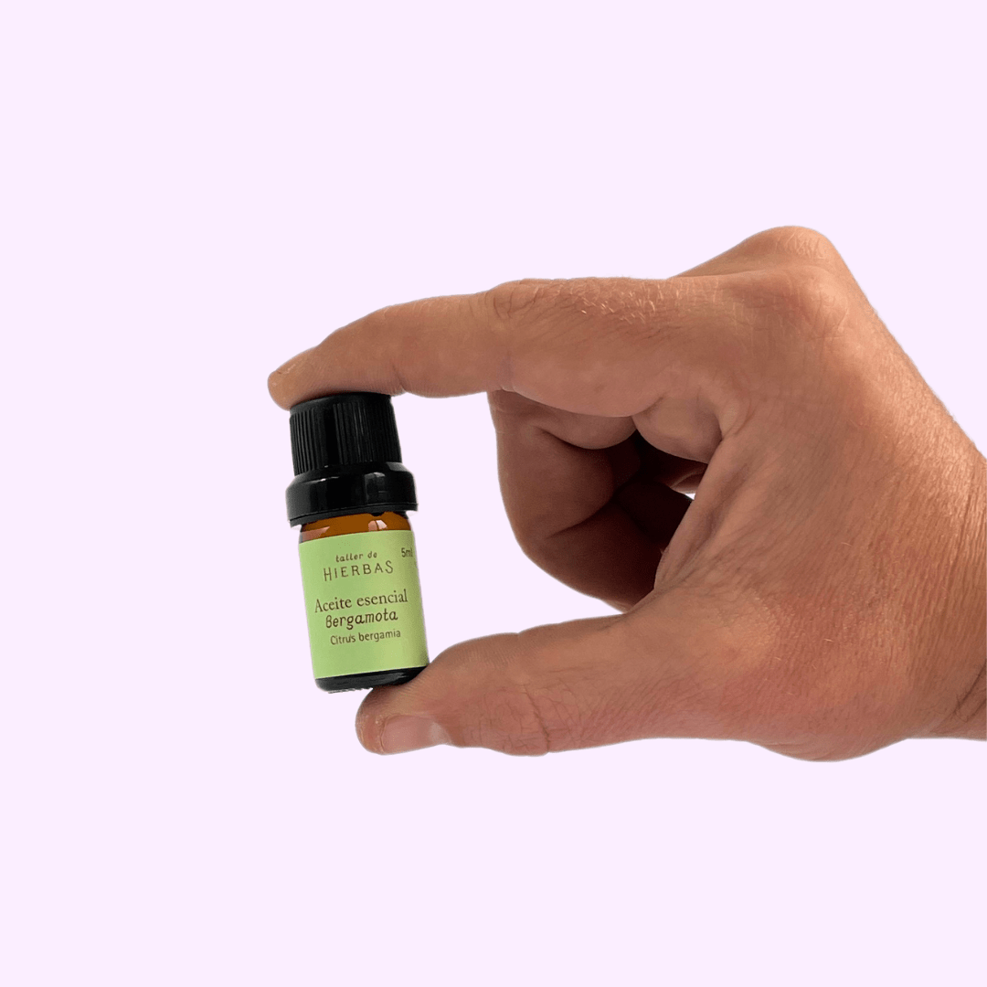 Aceite esencial en un mano