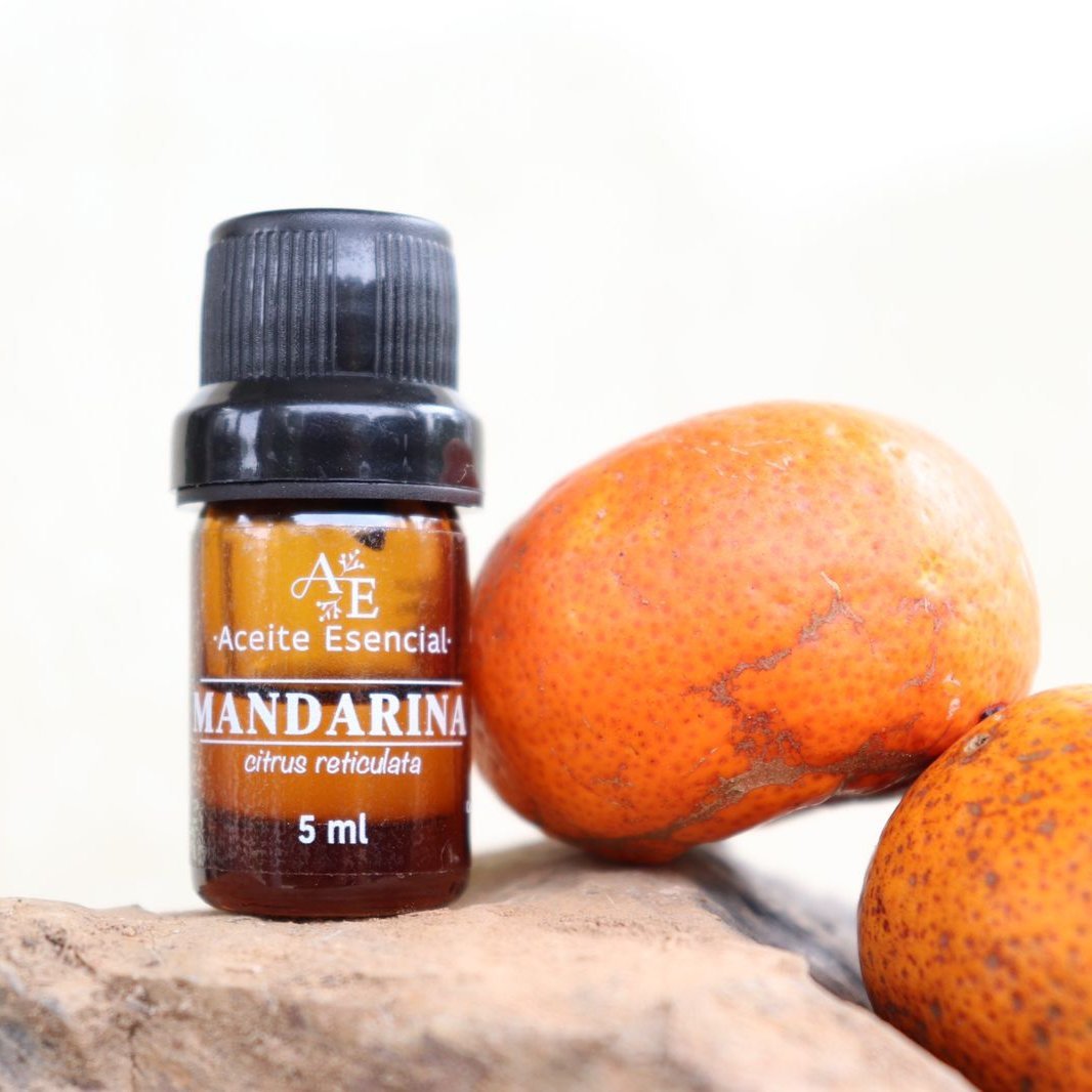 aceite esencial mandarina de ananda a lado algunas manderinas 