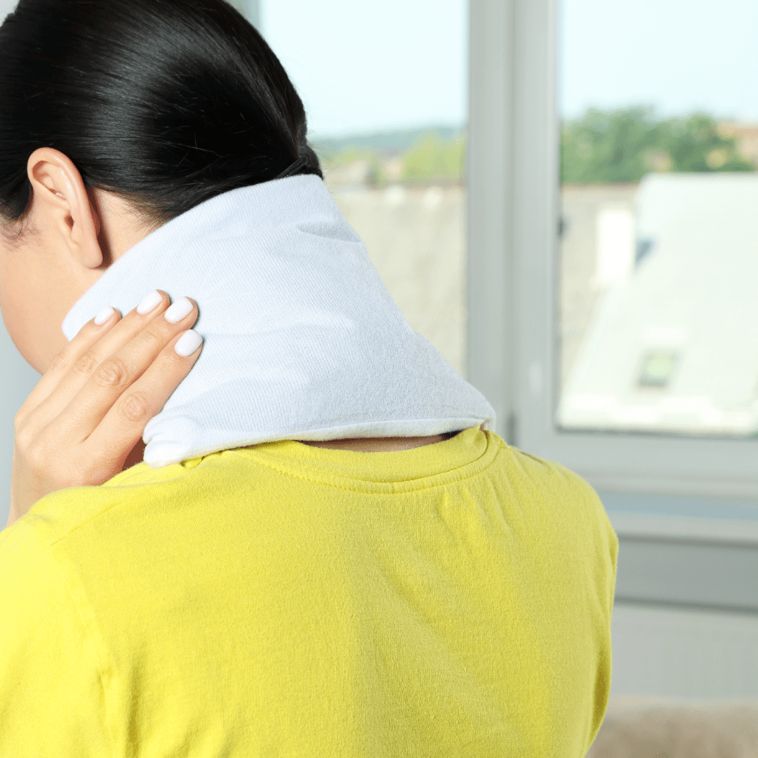 Almohada térmica para cuello y hombros en el cuello de una mujer