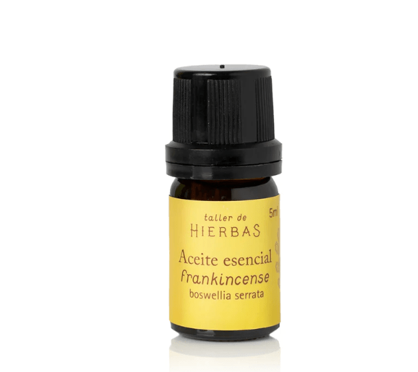 Aceite Esencial de frankincense con fondo blanco