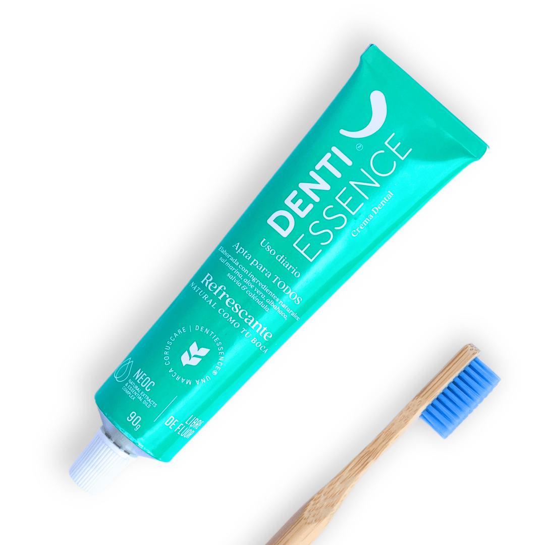 Crema Dental Sin Flúor Refrescante de denti essence sin caja a lado un cepillo de dientes con fondo blanco