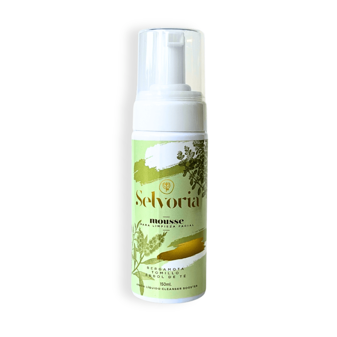 Mousse de limpieza facial de Selvoria con fondo plano blanco