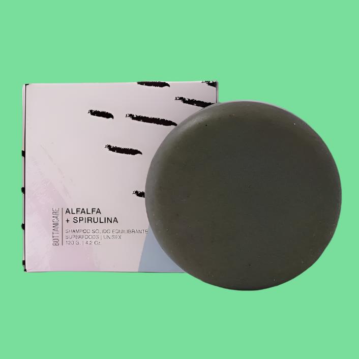 El shampoo solido alfalfa y spirulina 120g de bottanicare con su caja con fondo plano.