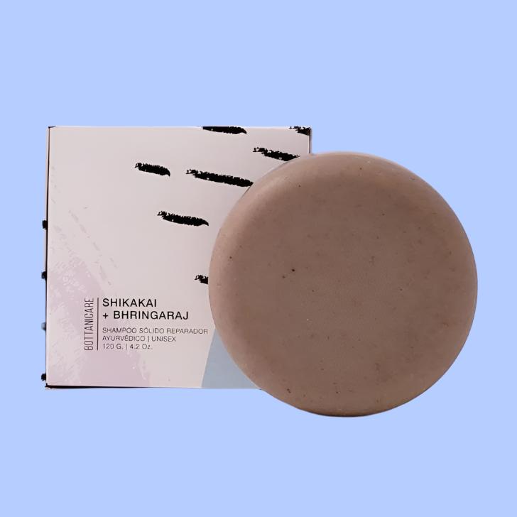 El shampoo solido shikakai y bhringaraj 120g de bottanicare con su caja con fondo plano.