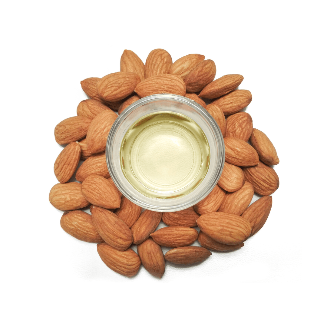 aceite de almendras en un vaso con almendras cerca con fondo blanco 