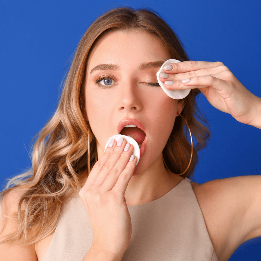 una mujer usando el Agua Micelar de par par con fondo azul