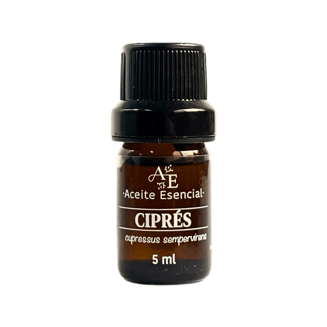 Aceite esencial ciprés de Ananda con fondo blanco plano.