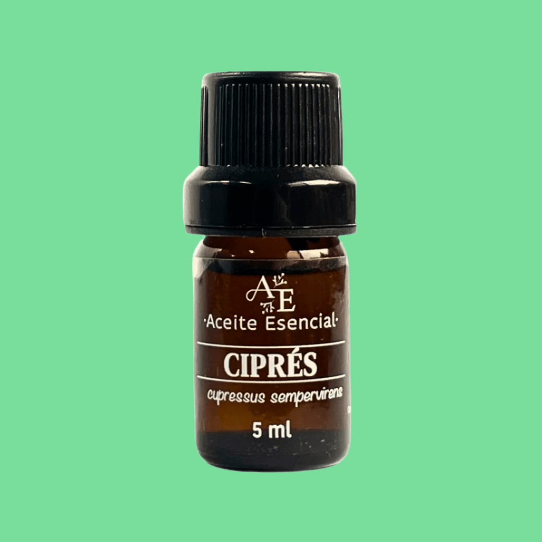 Aceite esencial ciprés de Ananda con fondo verde.