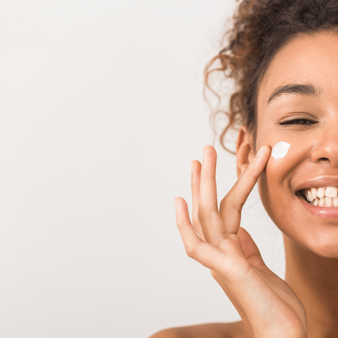 una chica usando la Crema Humectante Almendra de 280ml de par par