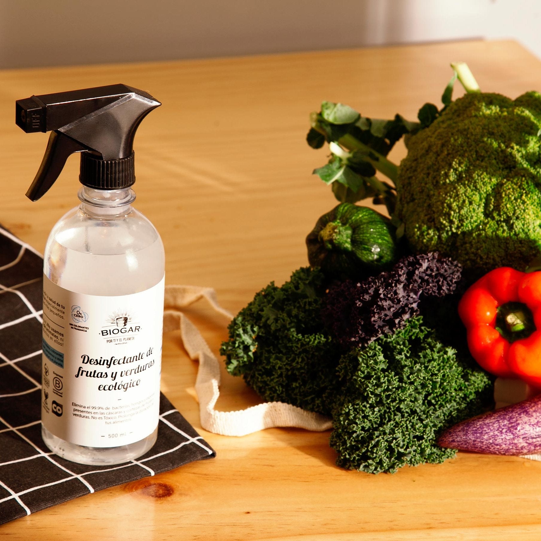 Desinfectante Frutas y Verduras de Biogarcon a lado varios verduras encima una mesa. 