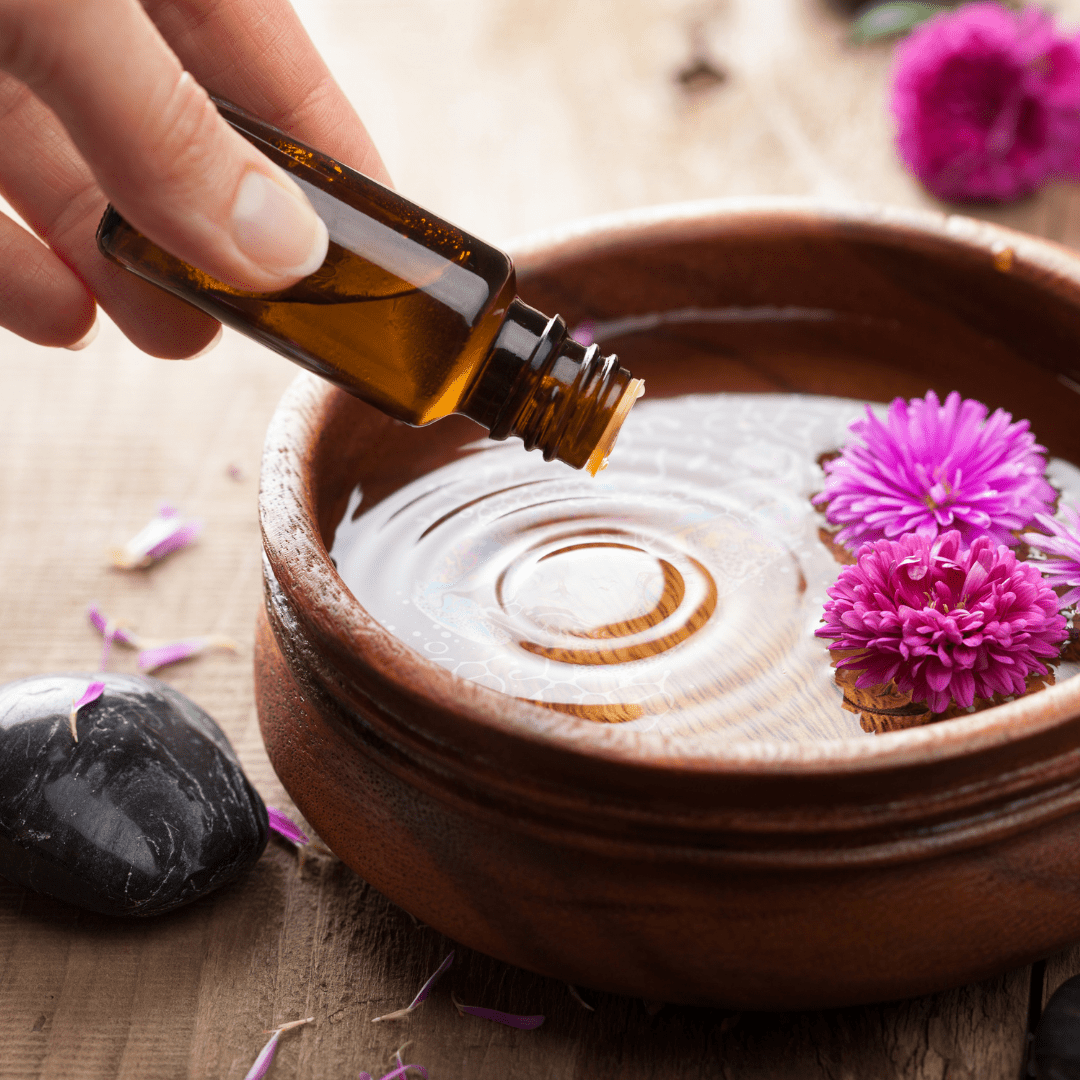 una mujer usando el Aceite Esencial de Verbena de Panavayu con difusor 