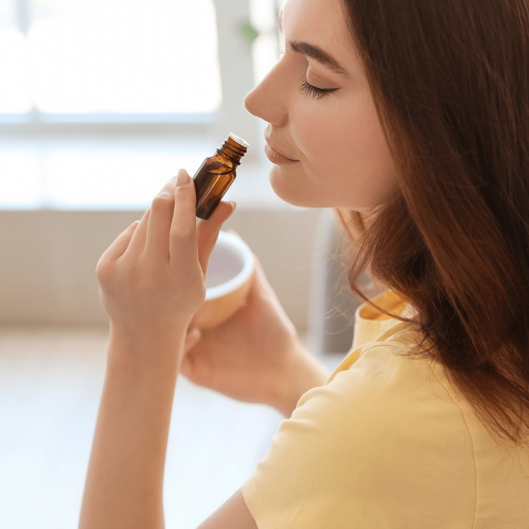 una mujer oleando el Aceite Esencial de Salvia 