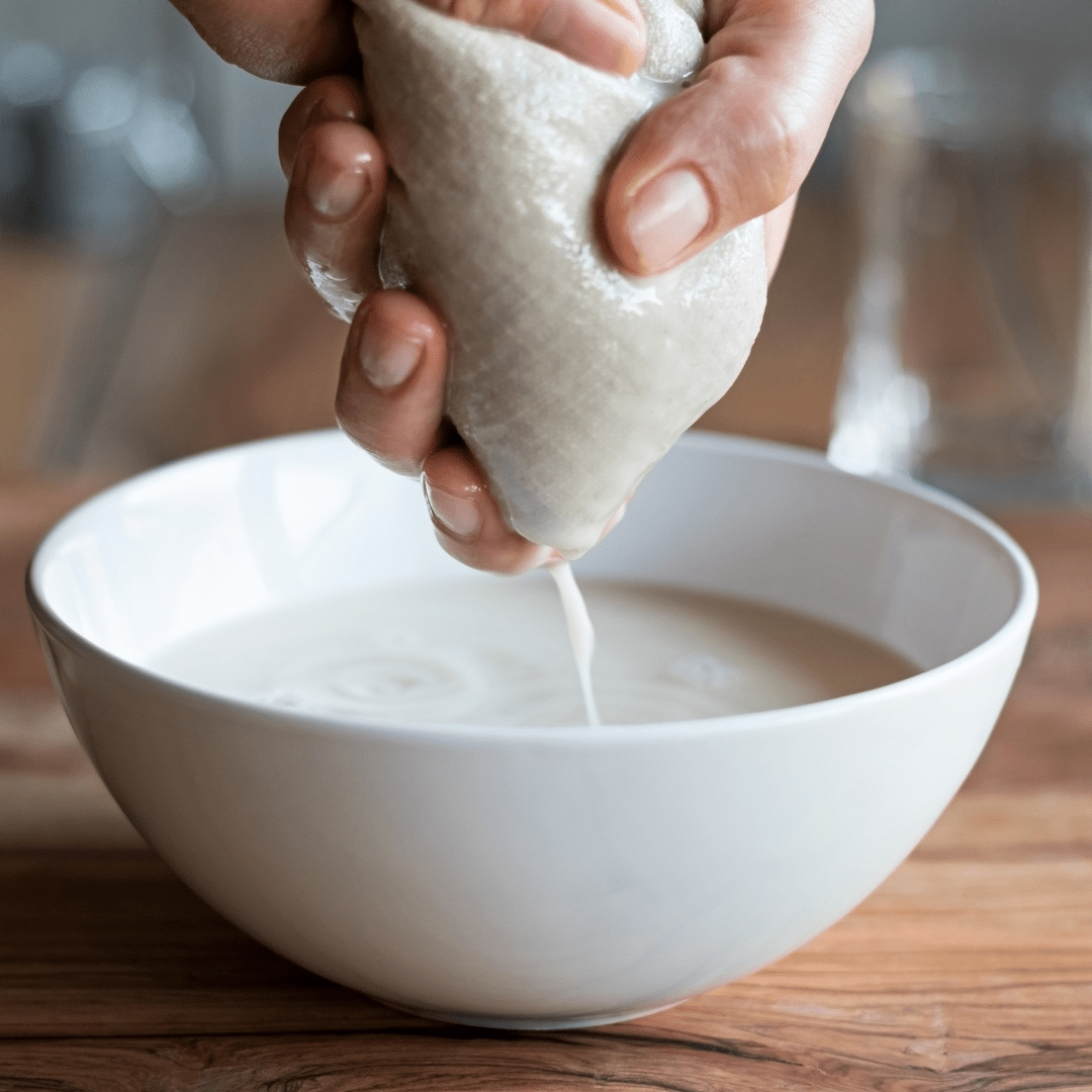 filtro de leche en uso con leche de almendras 