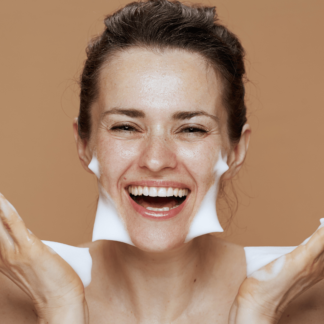 una mujer usando el jabón facial en su cara 