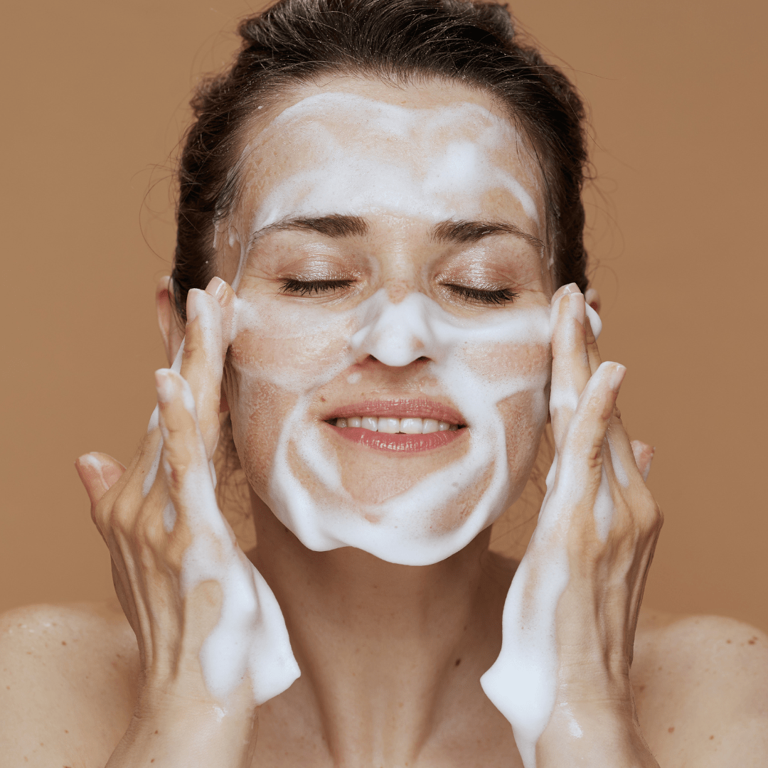 una mujer usando el jabón facial en su cara 