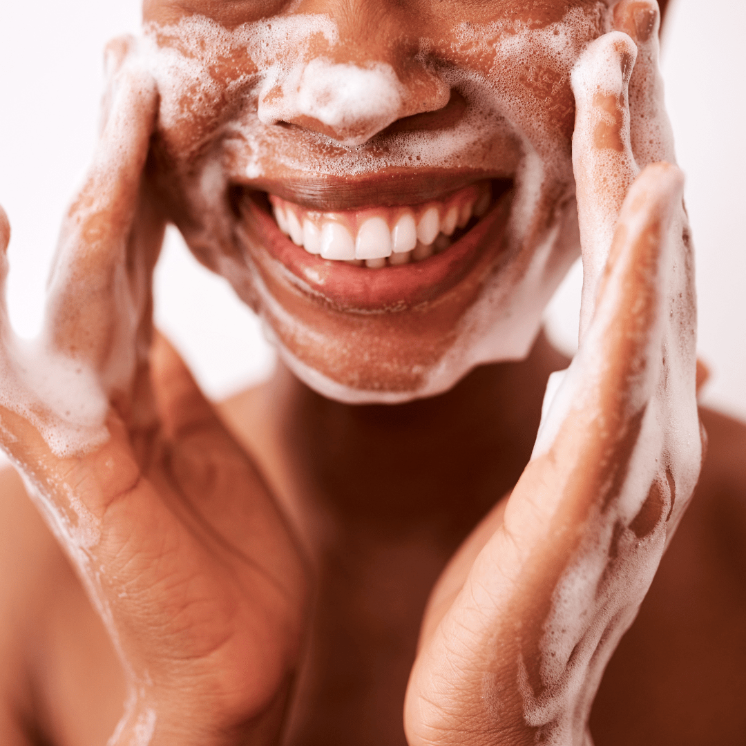 una mujer limpiando su cara con el Jabón Facial con lavanda de botanikalia. 