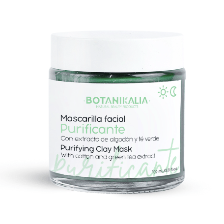 mascarilla facial purificante de botanikalia con fondo plano color blanco.