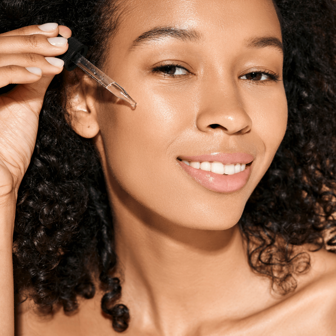 mujer usando el Sérum Facial del noche de quimey en su cara