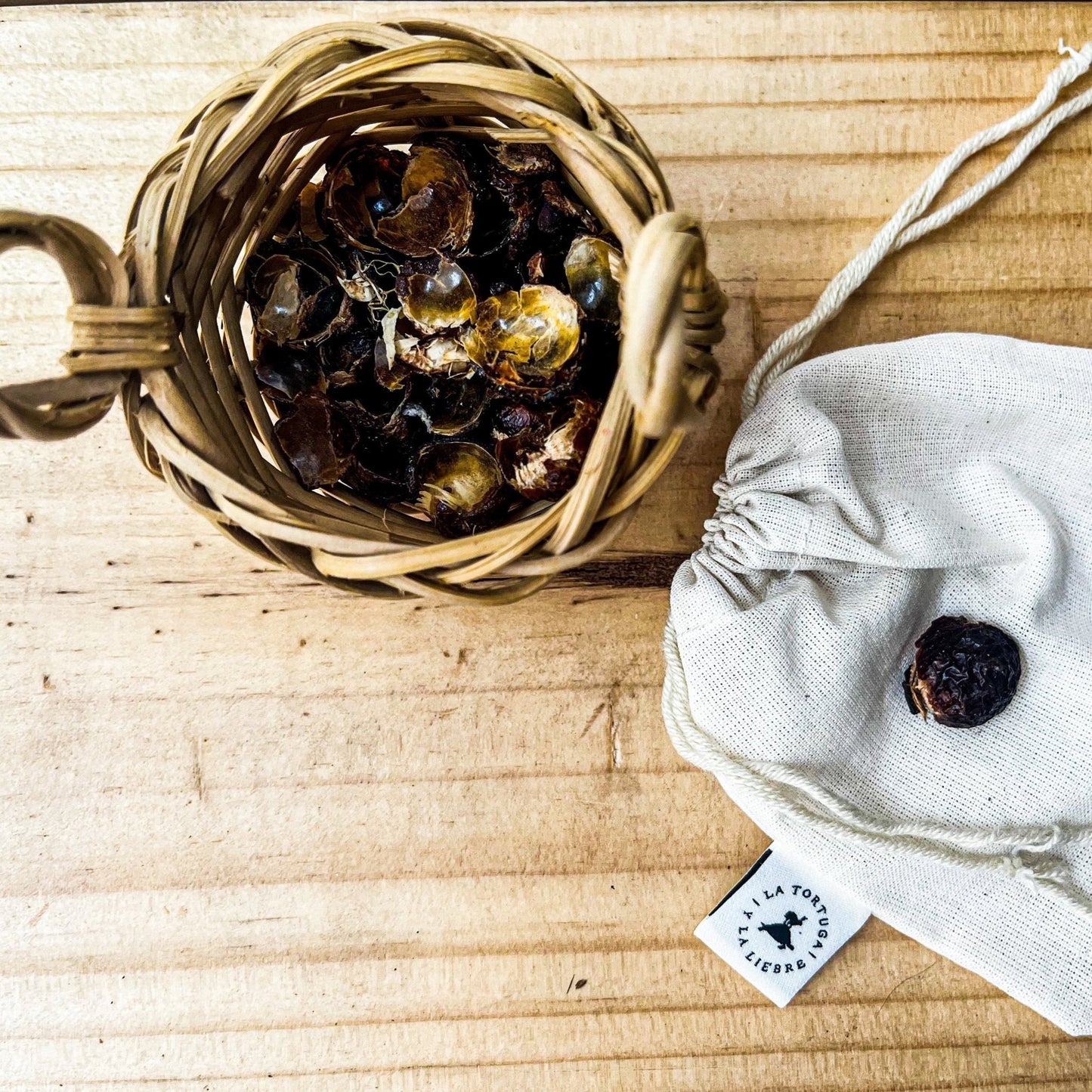 Soapnuts en canasto y bolsa de tela - La Tortuga y La Liebre