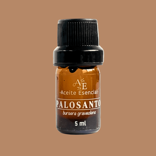 Aceite esencial de palo santo de Ananda con fondo plano color cafe