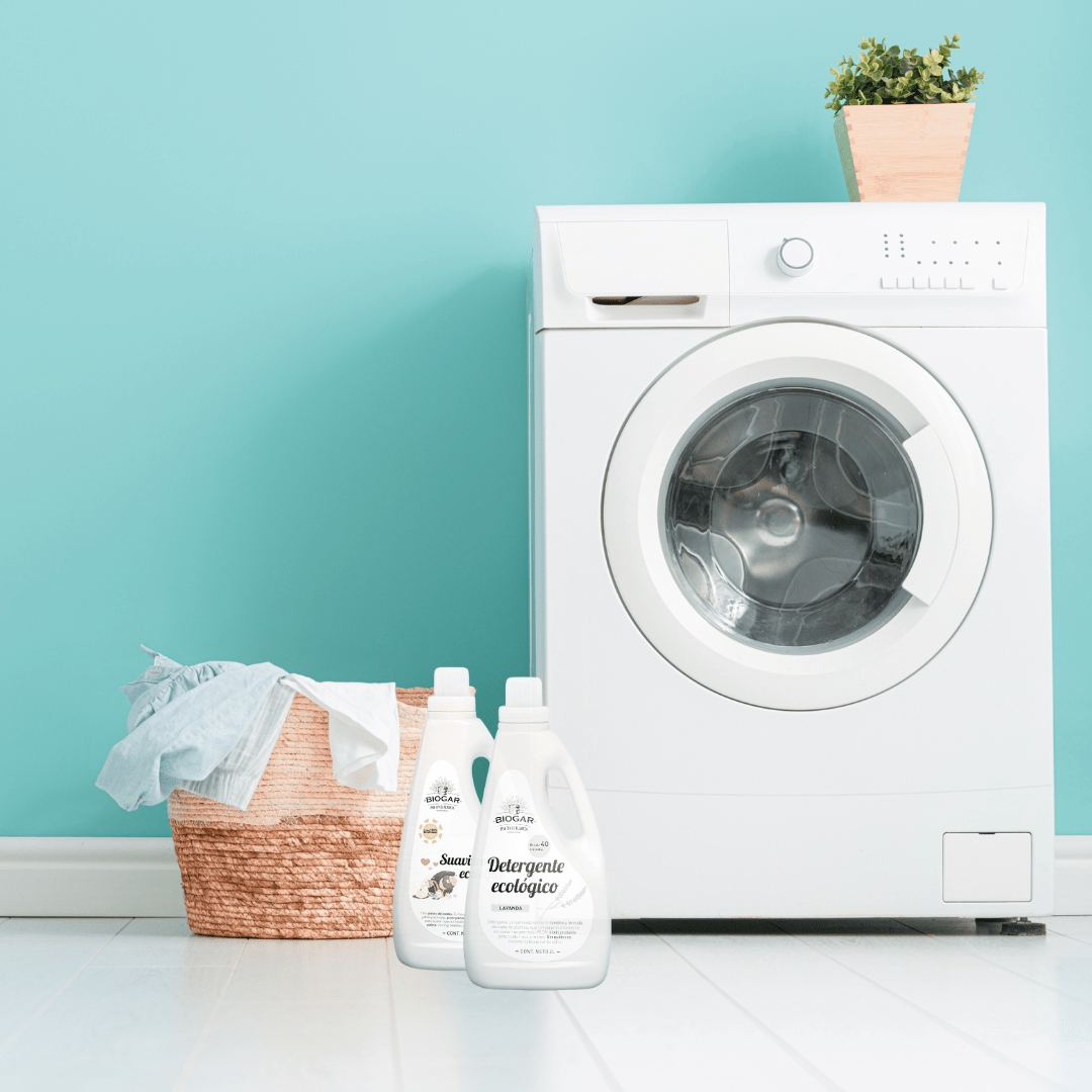 Detergente eco de Lavanda 2 Litros de Biogar a lado una maquina de lava ropa 